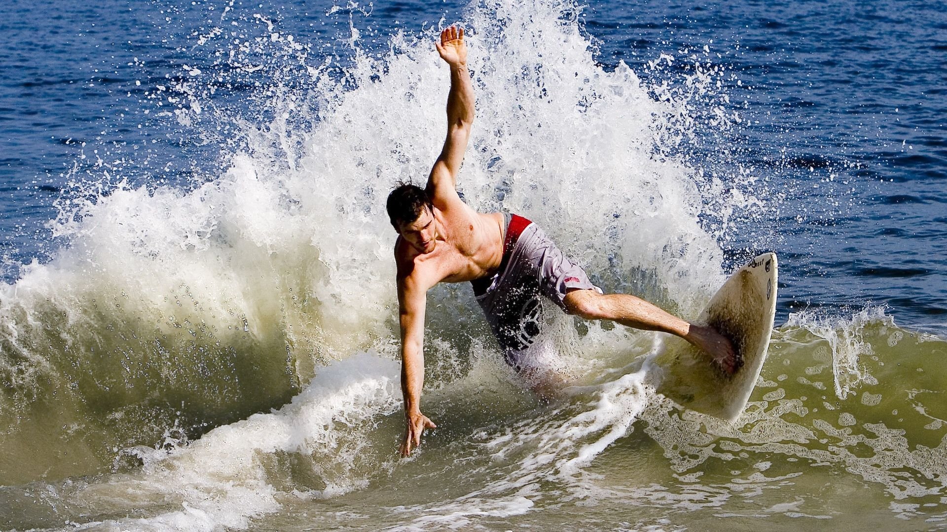 激烈竞争！豪门球队将在绿茵场上交锋，豪门足球球队